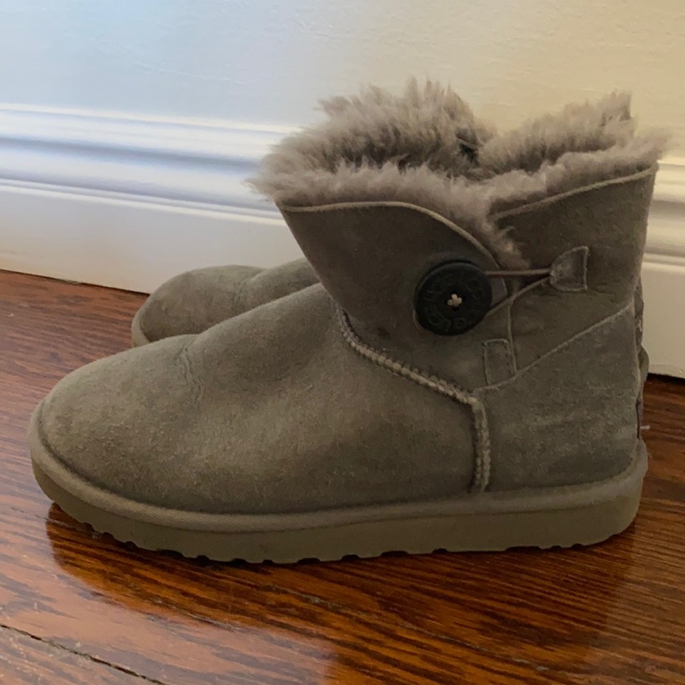 UGG Size 9 Gray Women’s low button boot